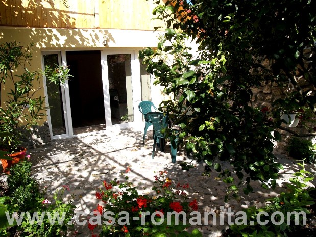Poze din curte.Casa Romanita II Aici puteti vedea curtea pensiunii Casa-Romanita II din Romania.