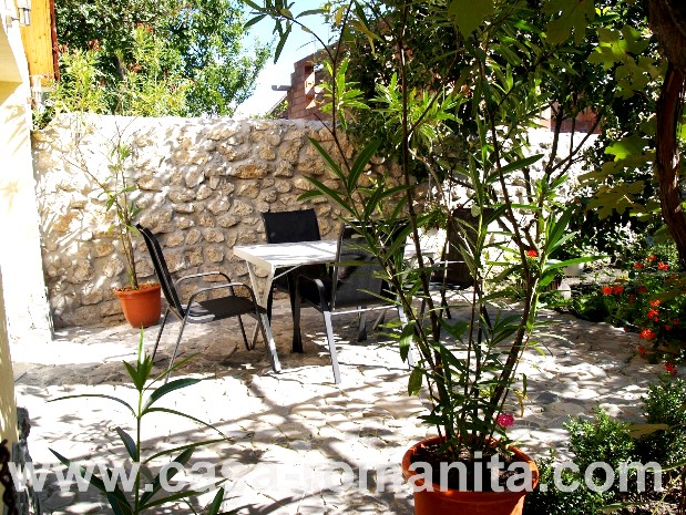 Poze din curte.Casa Romanita II Aici puteti vedea curtea pensiunii Casa-Romanita II din Romania.